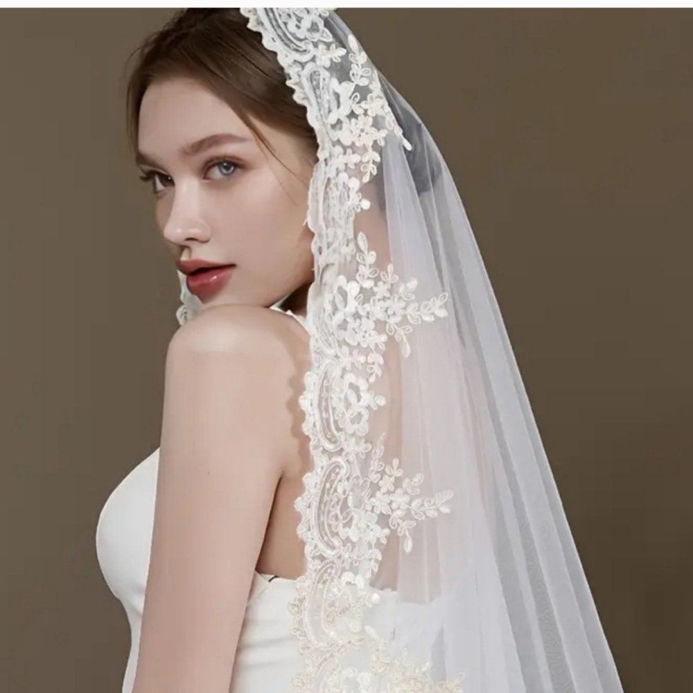 Elegant White Lace Bridal Veil